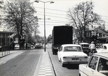 169441 Gezicht op de spoorwegovergang in de Soestdijkerstraatweg te Hilversum.